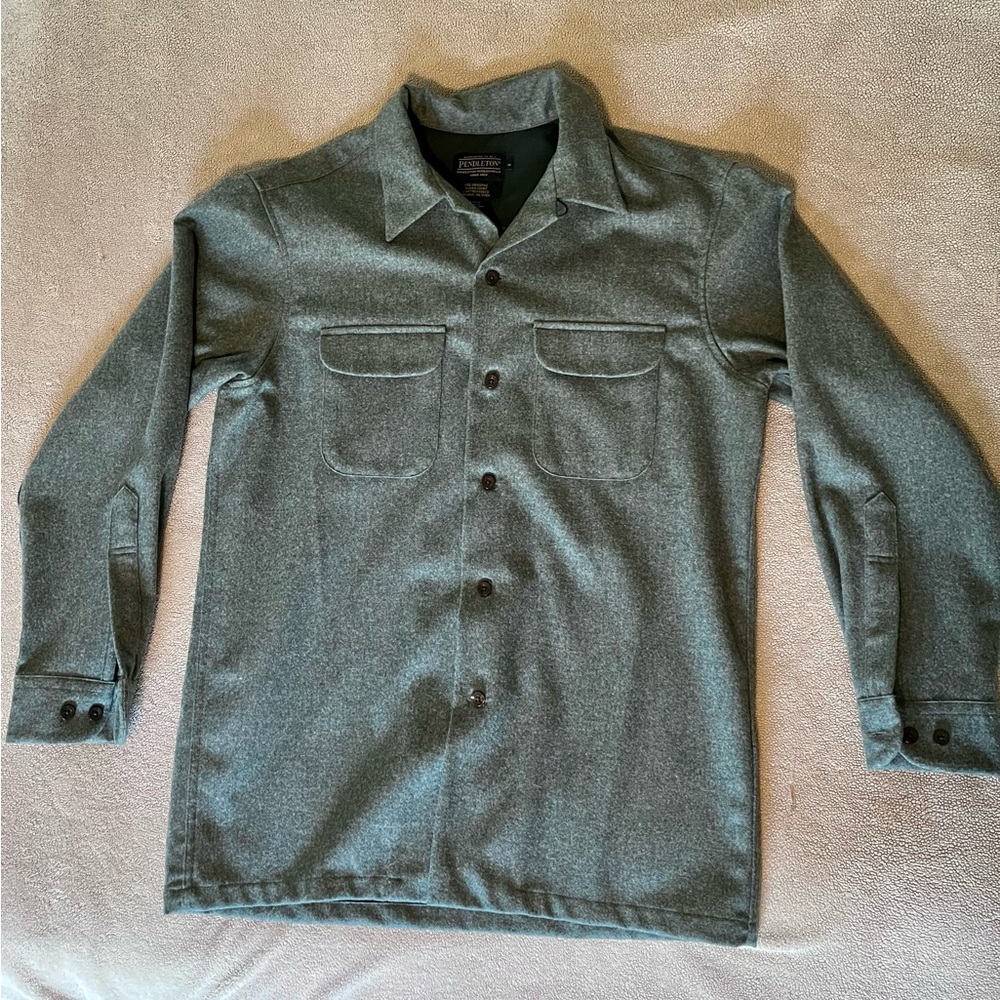 Size medium wool Pendleton flannel. Hunter green color.